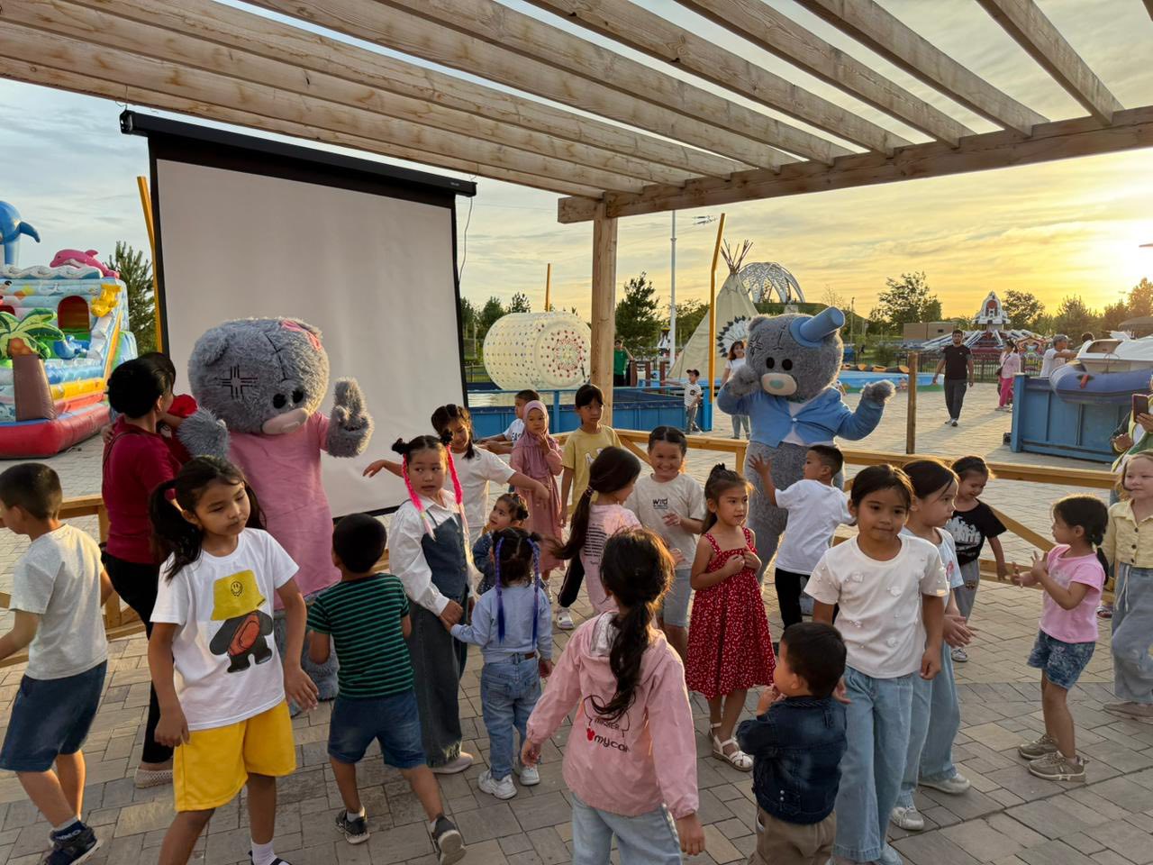 ТҮРКІСТАНДА БАЛАЛАР МЕРЕКЕСІНЕ ОРАЙ КӨРСЕТІЛІМ ӨТТІ