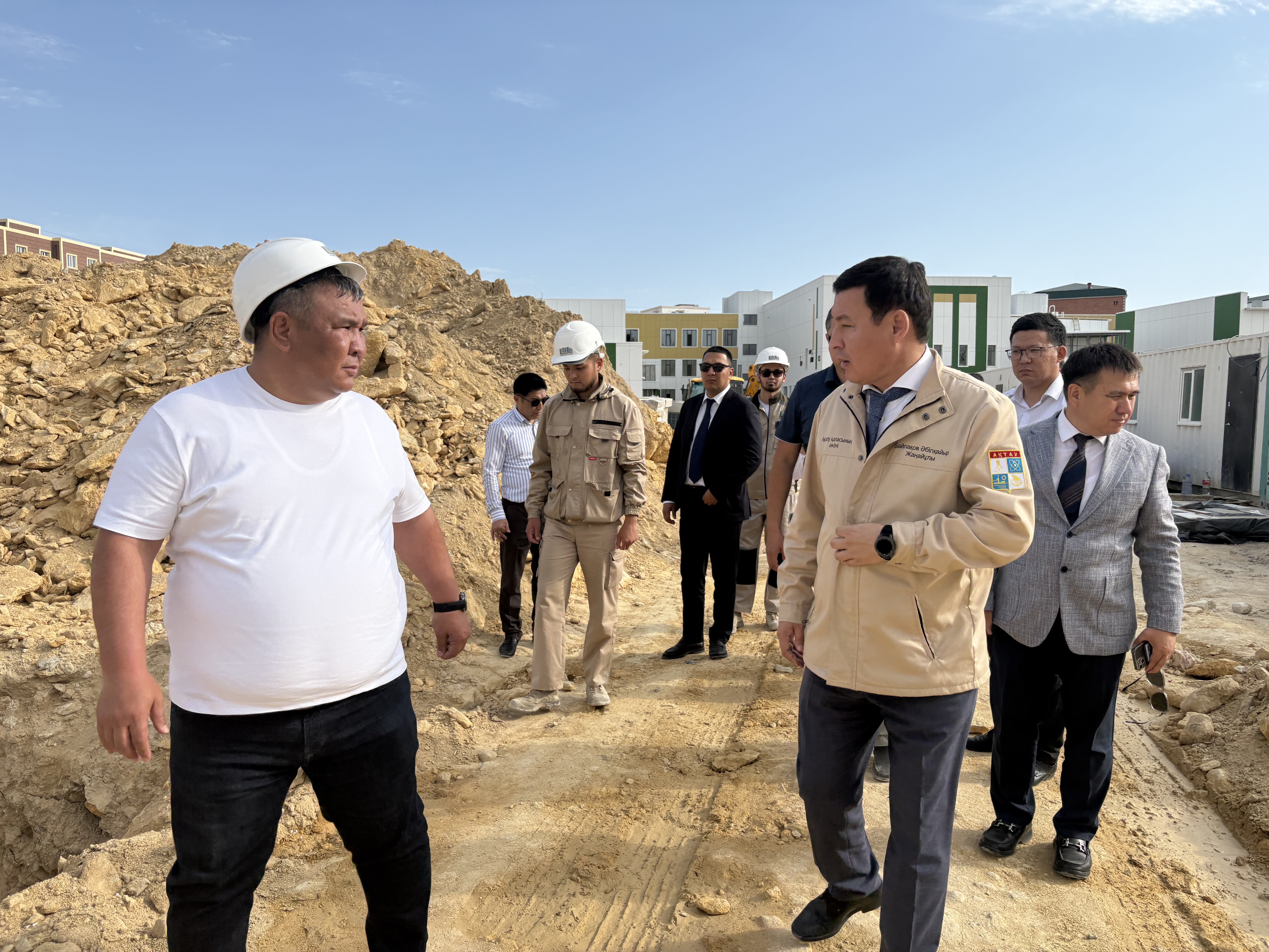 «Жайлы мектеп»: Ақтау қаласының әкімі жаңа оқу жылында ашылатын білім беру нысандарының құрылысымен танысты