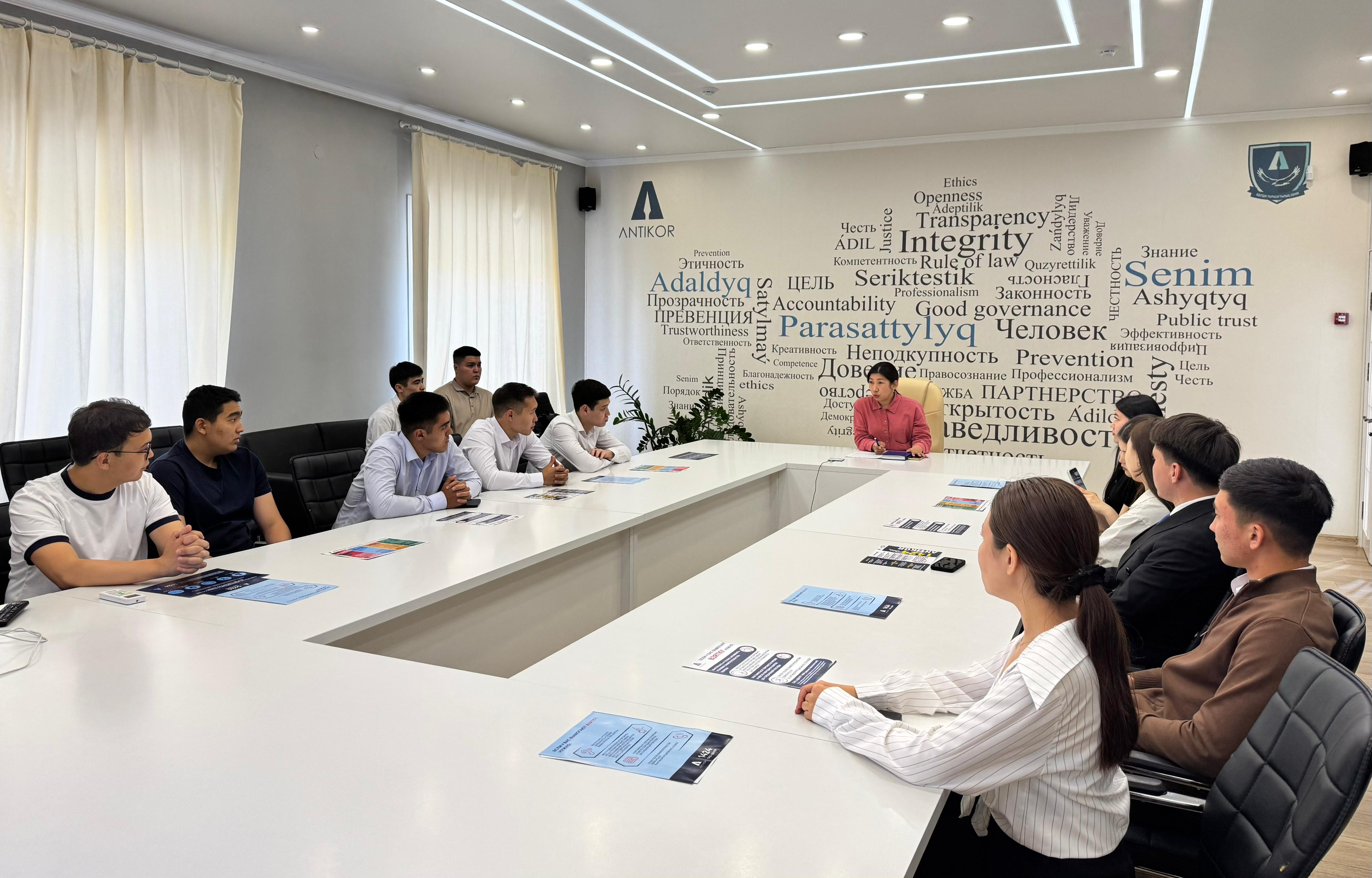 «Заң және тәртіп» идеологиясын ілгерілету: ШҚО-да жемқорлыққа қарсы жас еріктілер үшін оқыту өтті