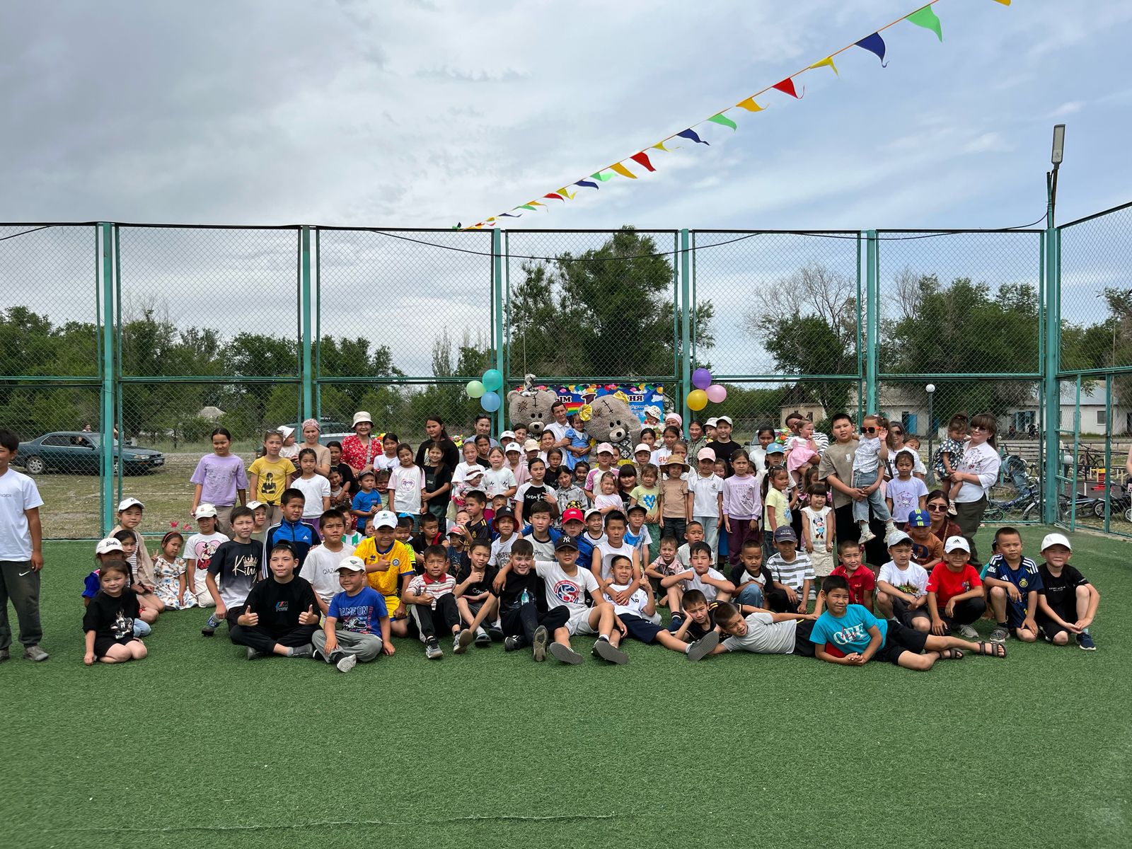 1-маусым Балаларды қорғау күніне орай “ Жарқын болашақ” атты балаларға арналған ойын- сауық кеші