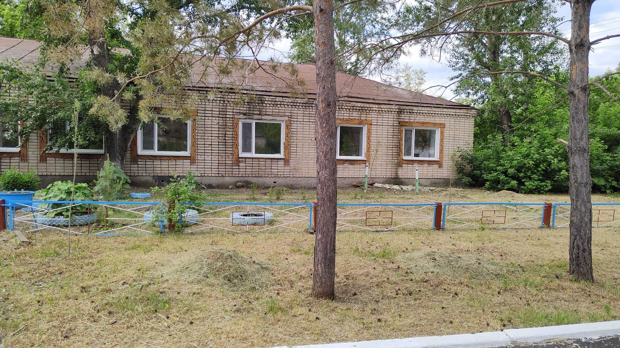 «Таза Қазақстан» экологиялық бағдарламасы аясында Костряковка ауылында фельдшерлік-акушерлік пункттің (ФАП) және жатақхананың аумағы тазартылды.