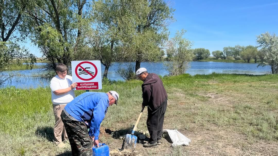 На берегах рек и плотин, относящихся к Курмансайскому сельскому округу, установлены предупреждающие знаки «КУПАНИЕ ЗАПРЕЩЕНО».