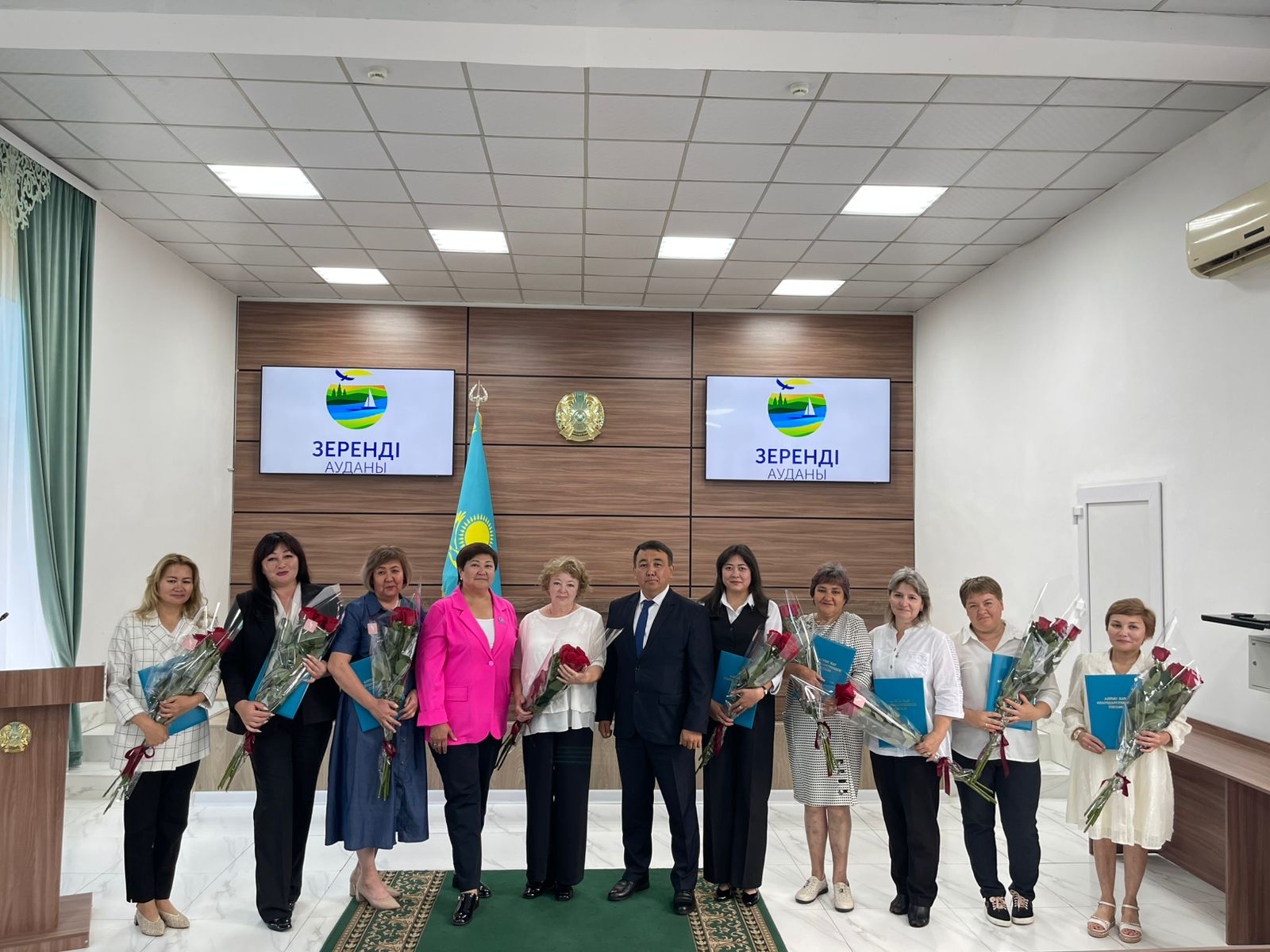 Құрметті әріптестер, бұқаралық ақпарат құралдарының қызметкерлері! Сіздерді төл мерекелеріңіз – БАҚ қызметкері күнімен шын жүректен құттықтаймыз!