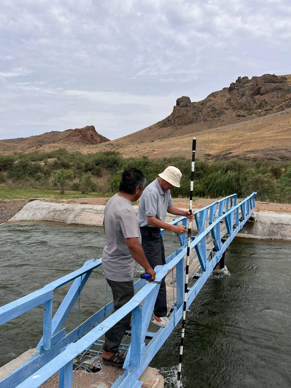 Для точного учёта водных ресурсов специалисты отдела водопользования и гидрометрии филиала «Большой Алматинский канал им.Д.Кунаева» продолжают проводить плановые замеры и нивелировку водомерных реек