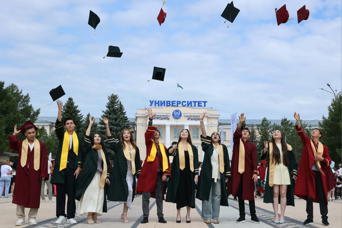 Түлектерге диплом тапсыру – өмір жолындағы жаңа белес