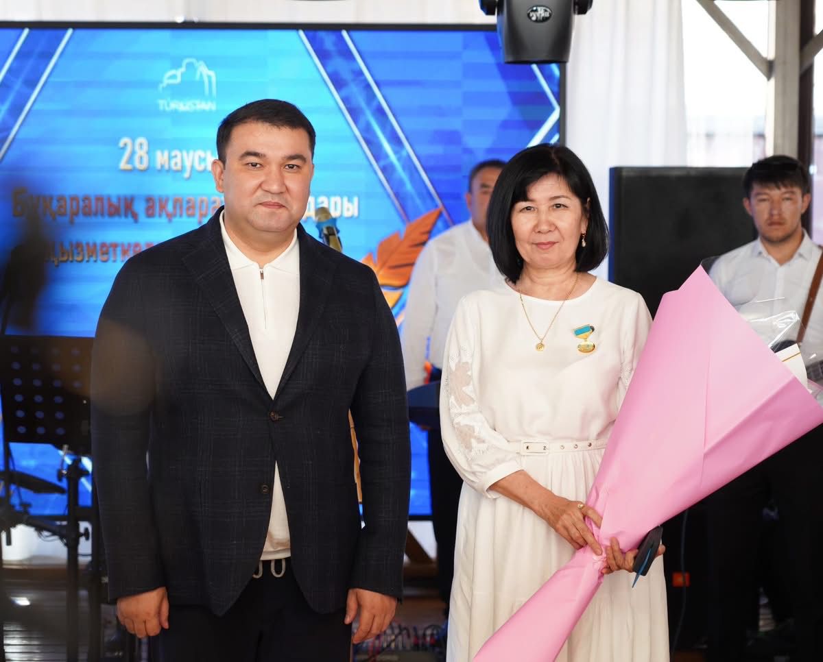 ТҮРКІСТАН ОБЛЫСЫНЫҢ ӘКІМІ БАҚ ӨКІЛДЕРІНЕ ҚҰРМЕТ КӨРСЕТТІ