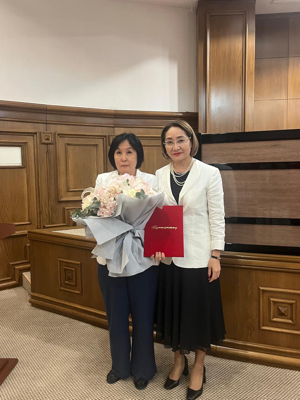 Комитетте төраға орынбасарын зейнетке шығуымен құттықтады