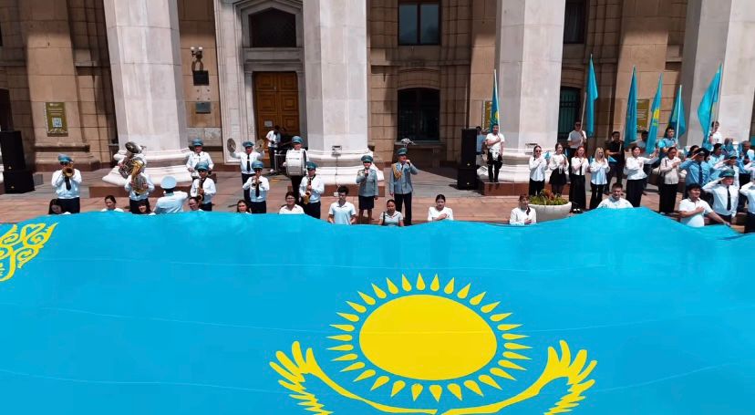 «Астана» алаңында Мемлекеттік рәміздер күніне орай жарқын флешмоб өтті