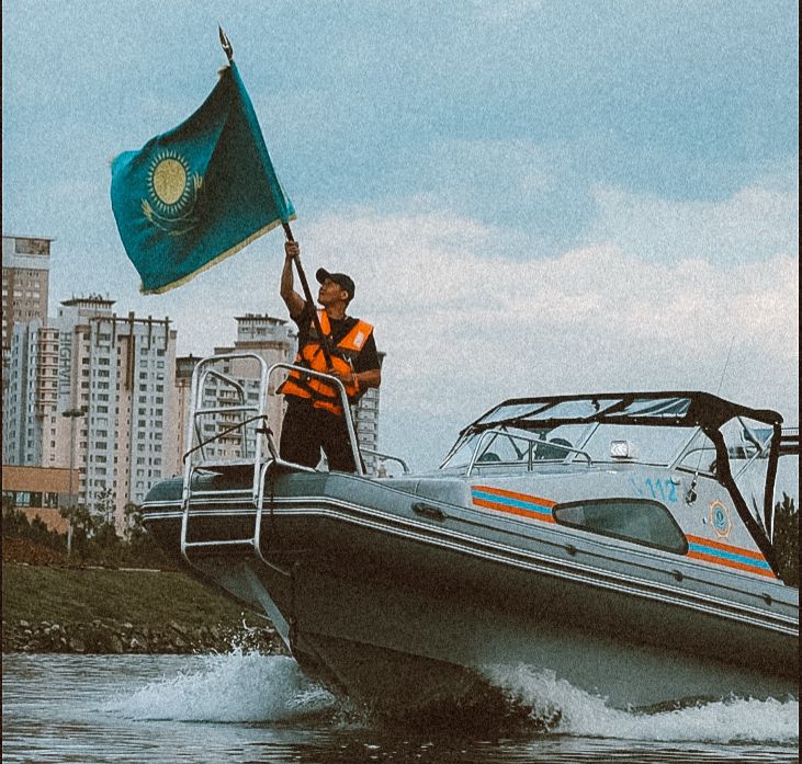 Столичные спасатели почтили символы государства