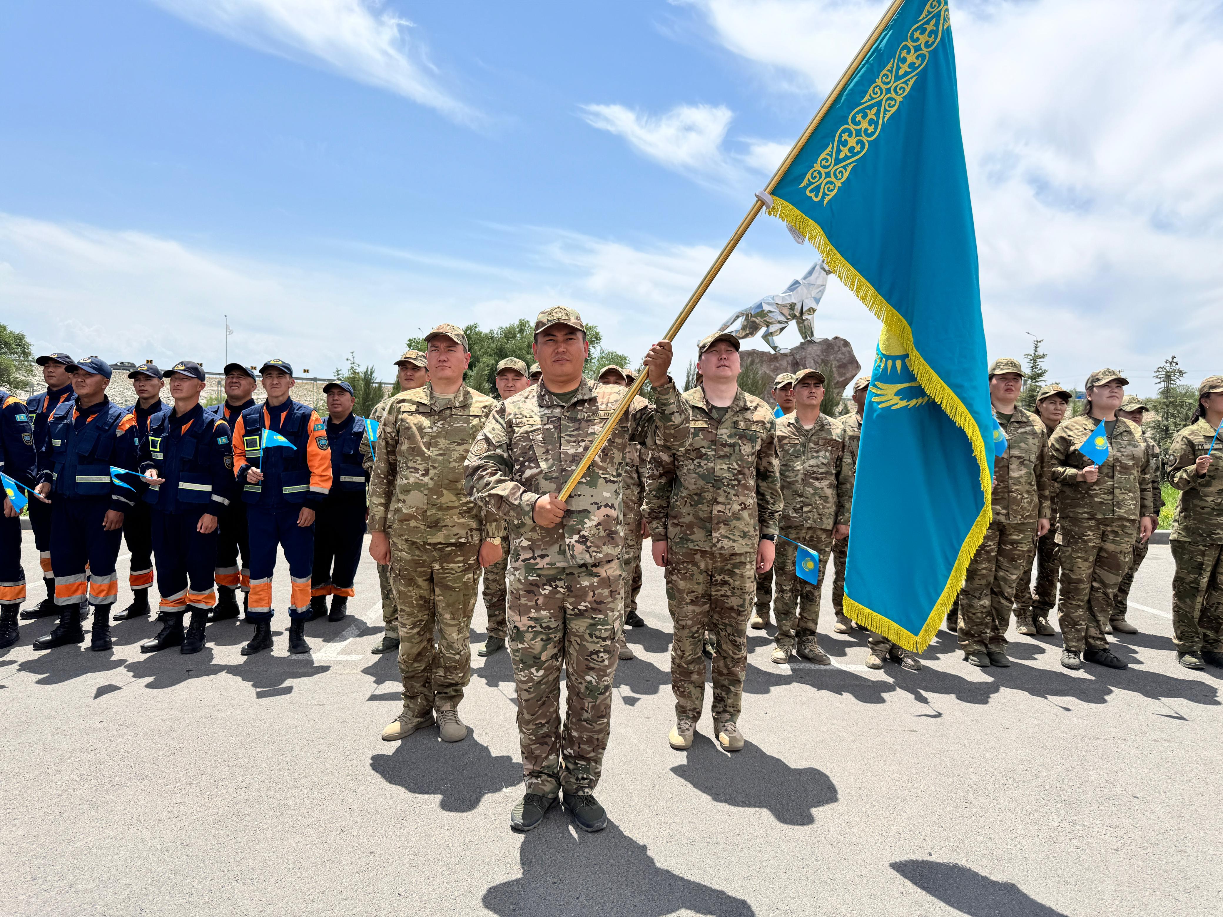 Сотрудники ДЧС Алматинской области отметили День государственных символов Республики Казахстан