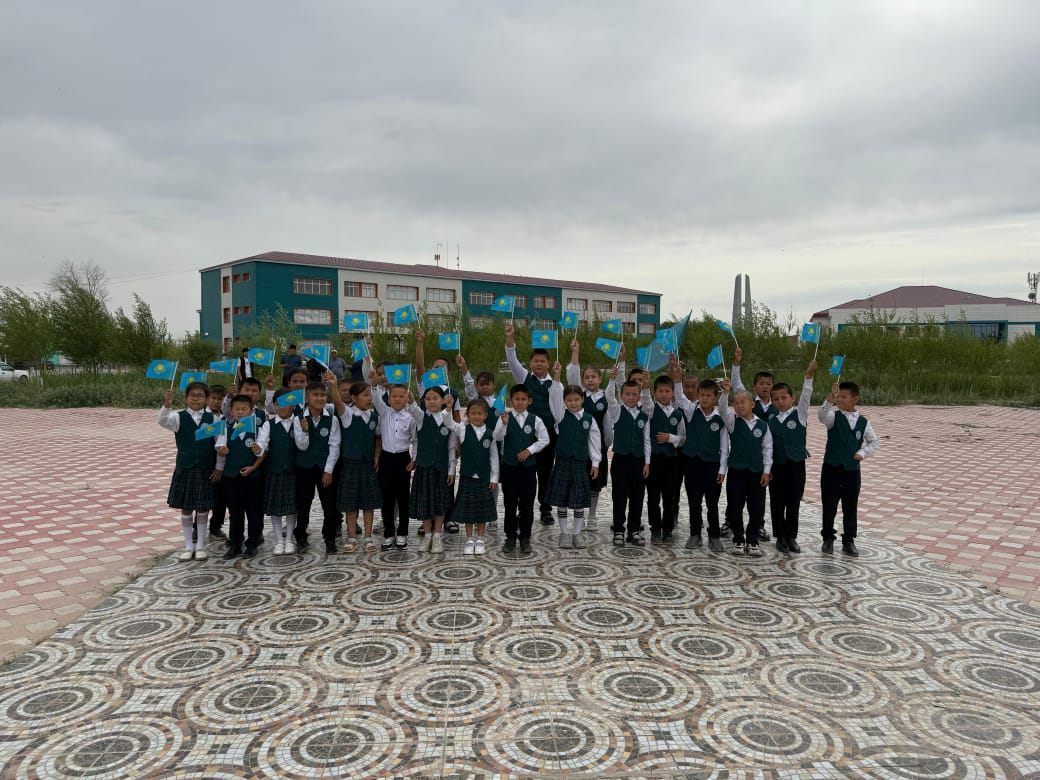 әйелдер юбкасының астына қарап