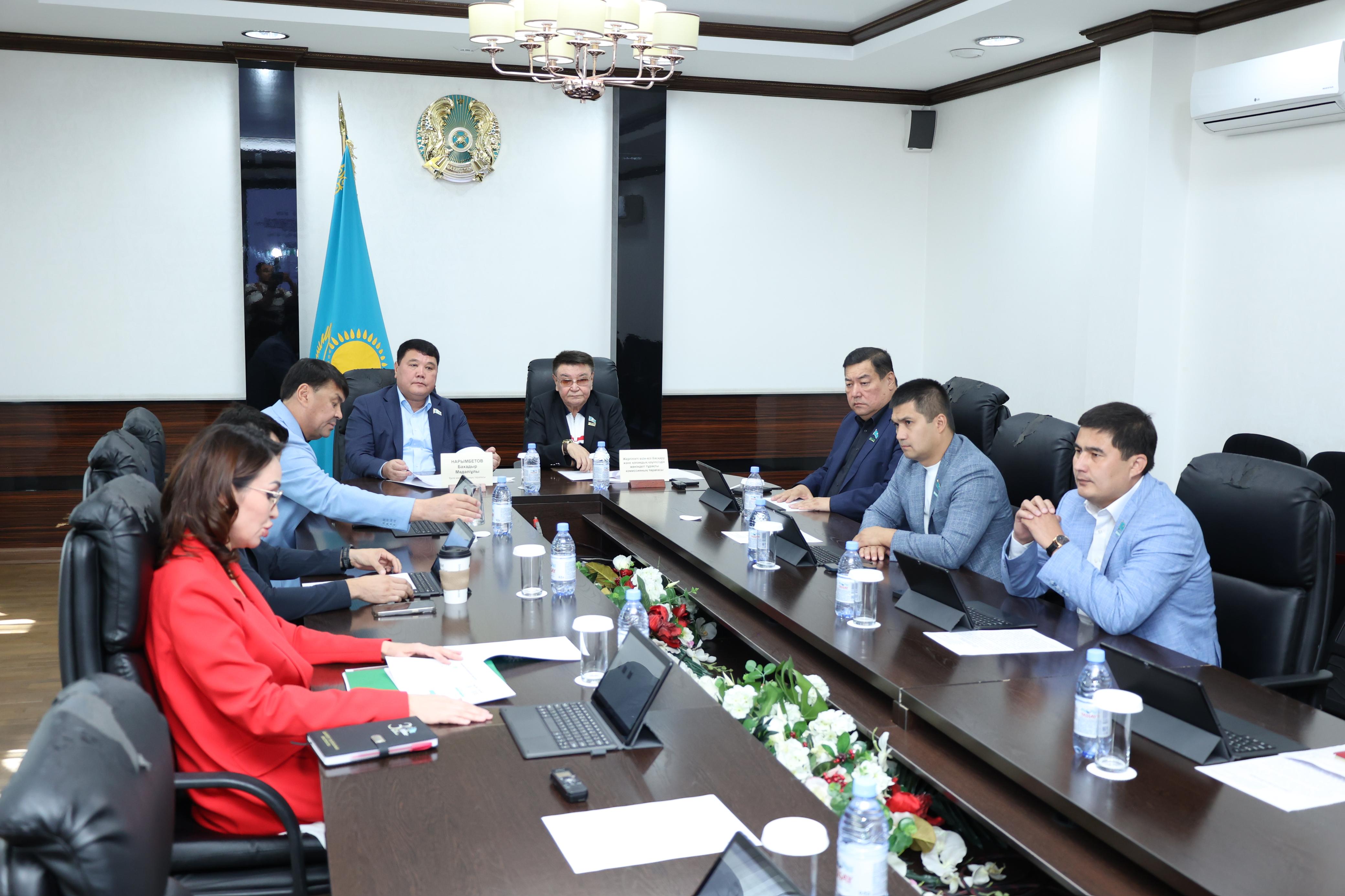 ЖЕРГІЛІКТІ ӨЗІН-ӨЗІ БАСҚАРУ ЖӘНЕ ҚОҒАМДЫҚ ҚАУІПСІЗДІК ЖӨНІНДЕГІ ТҰРАҚТЫ КОМИССИЯНЫҢ ОТЫРЫСЫ ӨТТІ