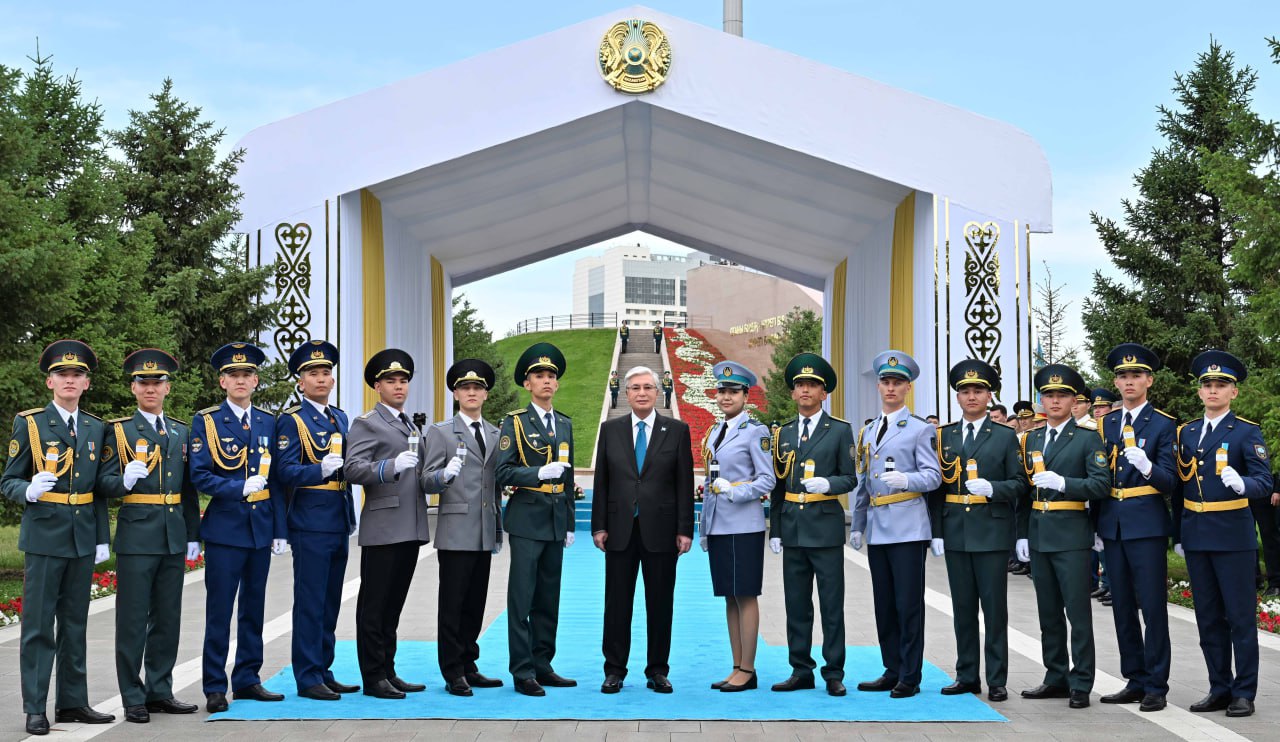 Қазақстан ТЖМ Азаматтық қорғау академиясының үздік түлектері алғашқы офицерлік шендерін алды