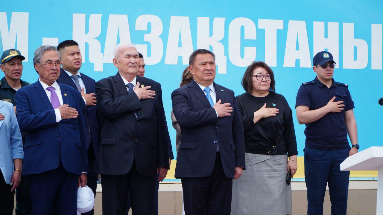 Елтаңба авторы Мемлекеттік рәміздер күні Көкшетауға келді