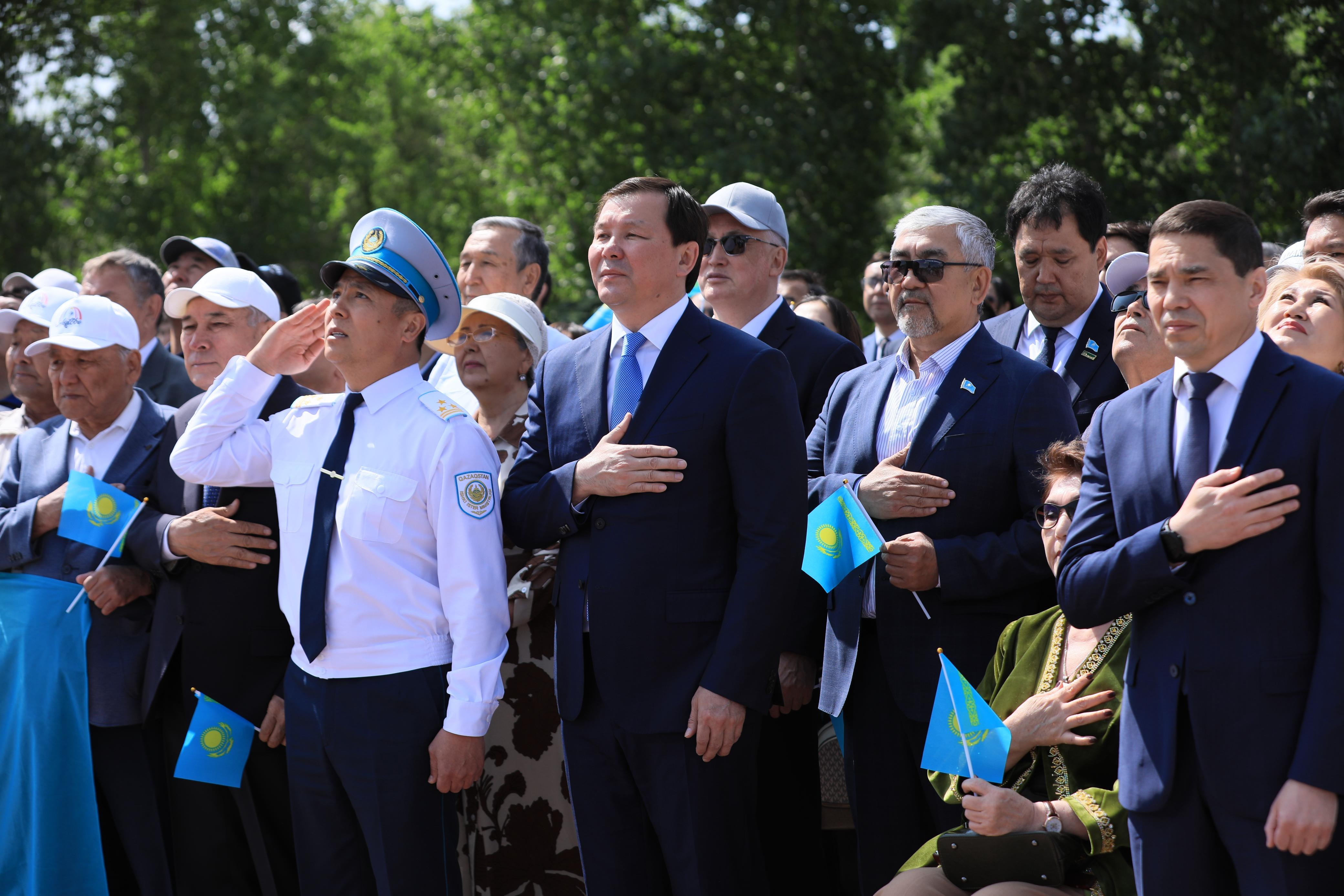 Өңір басшысы Мемлекеттік ту көтеру рәсіміне қатысты