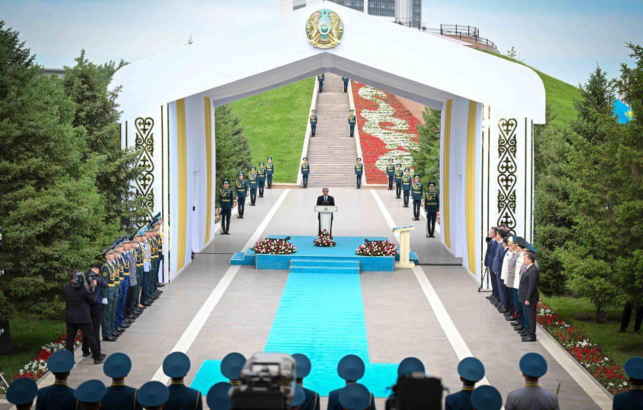 Президент Мемлекеттік ту көтеру рәсіміне қатысты