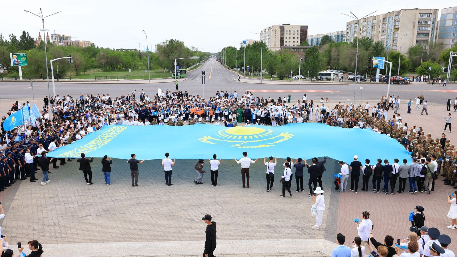 Мемлекеттік рәміздер күні мыңдаған қарағандылық Қазақстанның әнұранын орындады