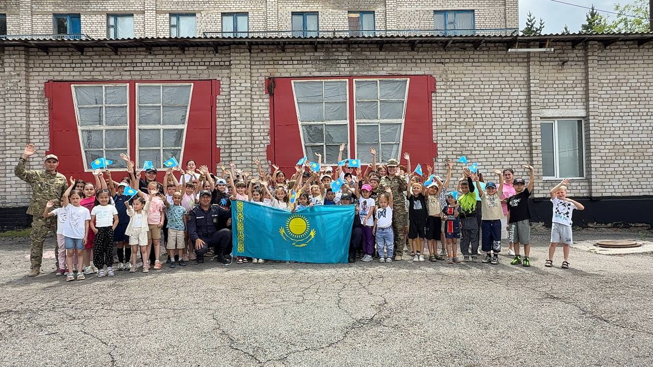 «Открытые сердца — открытые двери»: пожарные Енбекшиказахского района провели экскурсию для школьников в  День государственных символов РК