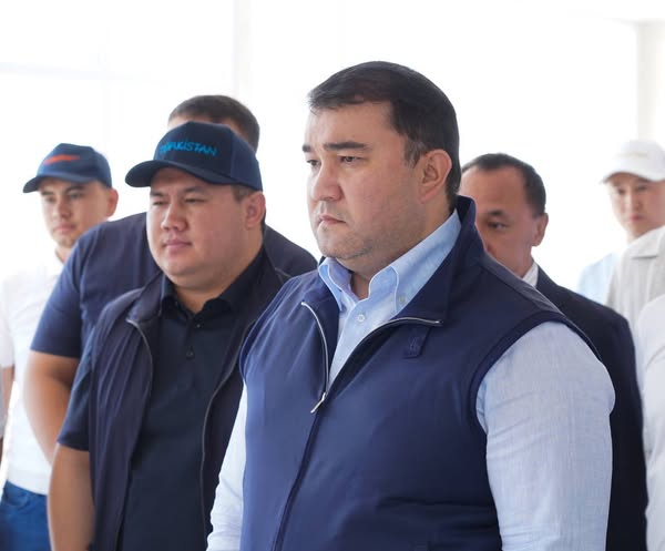 ТҮРКІСТАНДАҒЫ ТЕМІРЖОЛ ВОКЗАЛЫ МАҢЫНДА ЖОЛАУШЫЛАР КӨПІРЛЕРІ САЛЫНУДА