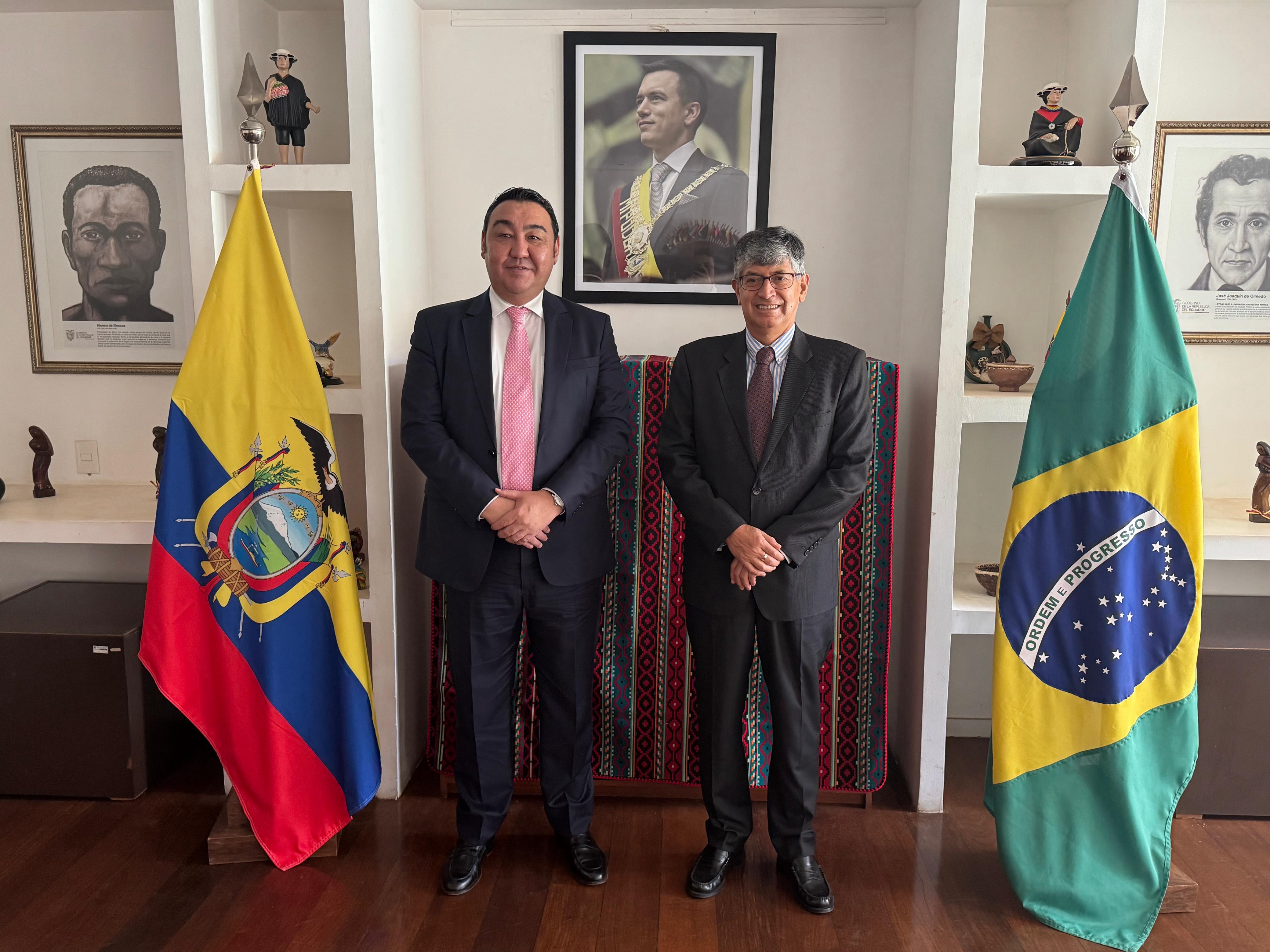 Se discuten temas de cooperación con Ecuador