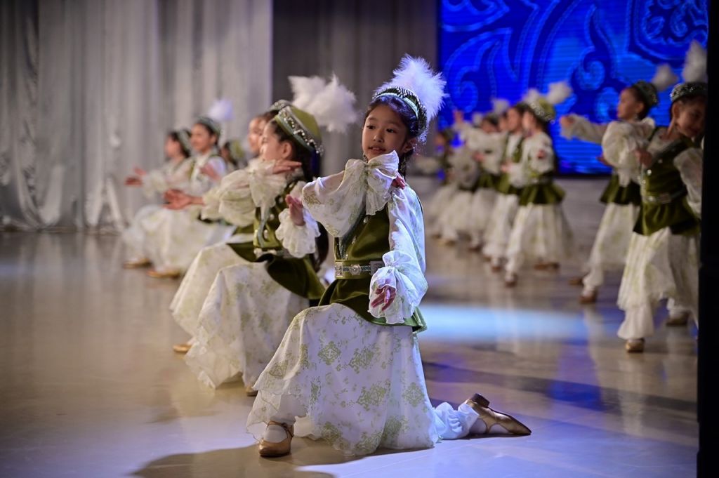«Көкшетау» мәдениет сарайының шығармашылық ұжымдарының дарынды қатысушылары маусымды «Өнерге қанат қаққандар» атты үлкен концерттік бағдарламасымен жапты