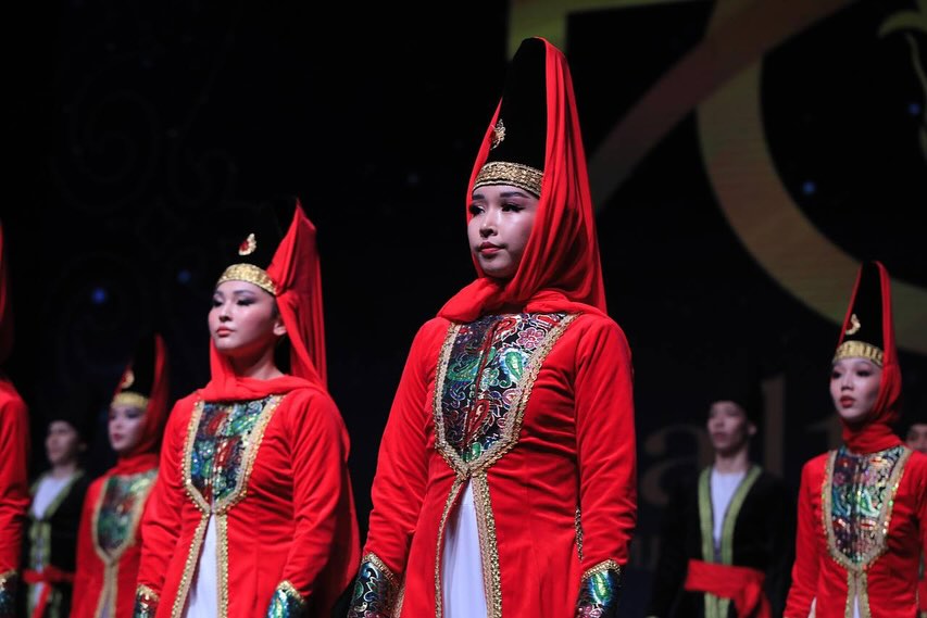 ТҮРКІСТАН ТӨРІНДЕ «САЛТАНАТ» МЕМЛЕКЕТТІК БИ АНСАМБЛІНІҢ КОНЦЕРТІ ӨТТІ