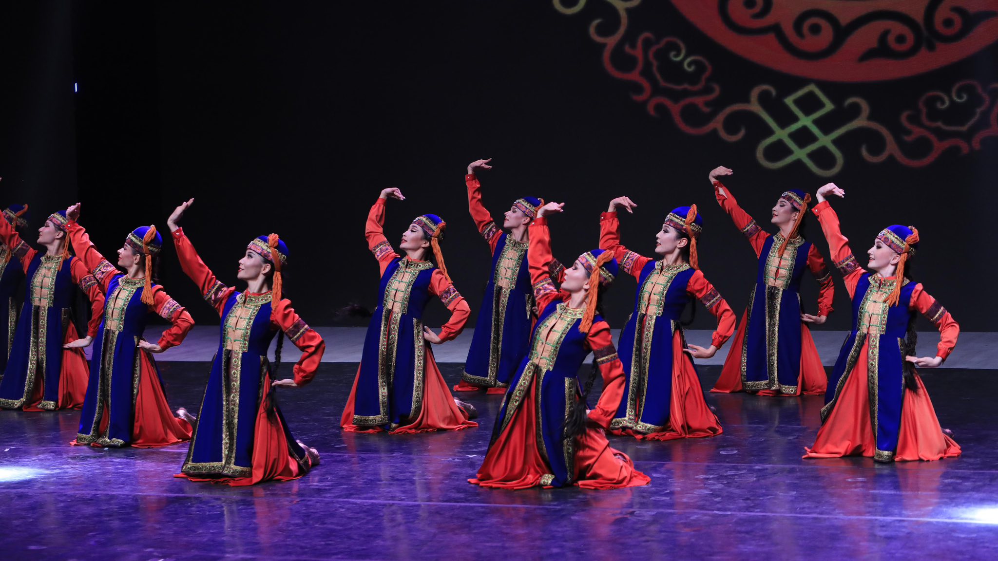 ТҮРКІСТАН ТӨРІНДЕ «САЛТАНАТ» МЕМЛЕКЕТТІК БИ АНСАМБЛІНІҢ КОНЦЕРТІ ӨТТІ