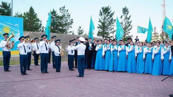 Бүгін Қазақстанда маңызды мемлекеттік мерекелердің бірі — Мемлекеттік рәміздер күні аталып өтуде. Бұл мереке қазақстандықтарды Тәуелсіздіктің басты нышандары — Ту, Елтаңба және Әнұраның айналасына біріктіреді. Ақмола облысында бұл мереке патриотизм мен ұлттық бірліктің атмосферасында өтті — салтанатты шара «Ту тұғыры» монументінің алаңында ұйымдастырылды.