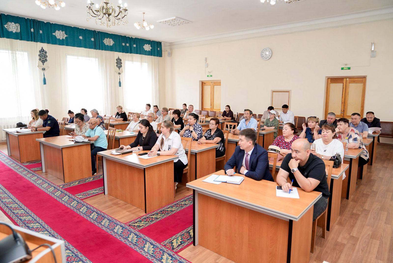 Исполняющий обязанности акима города встретился с представителями КСК и ОСИ
