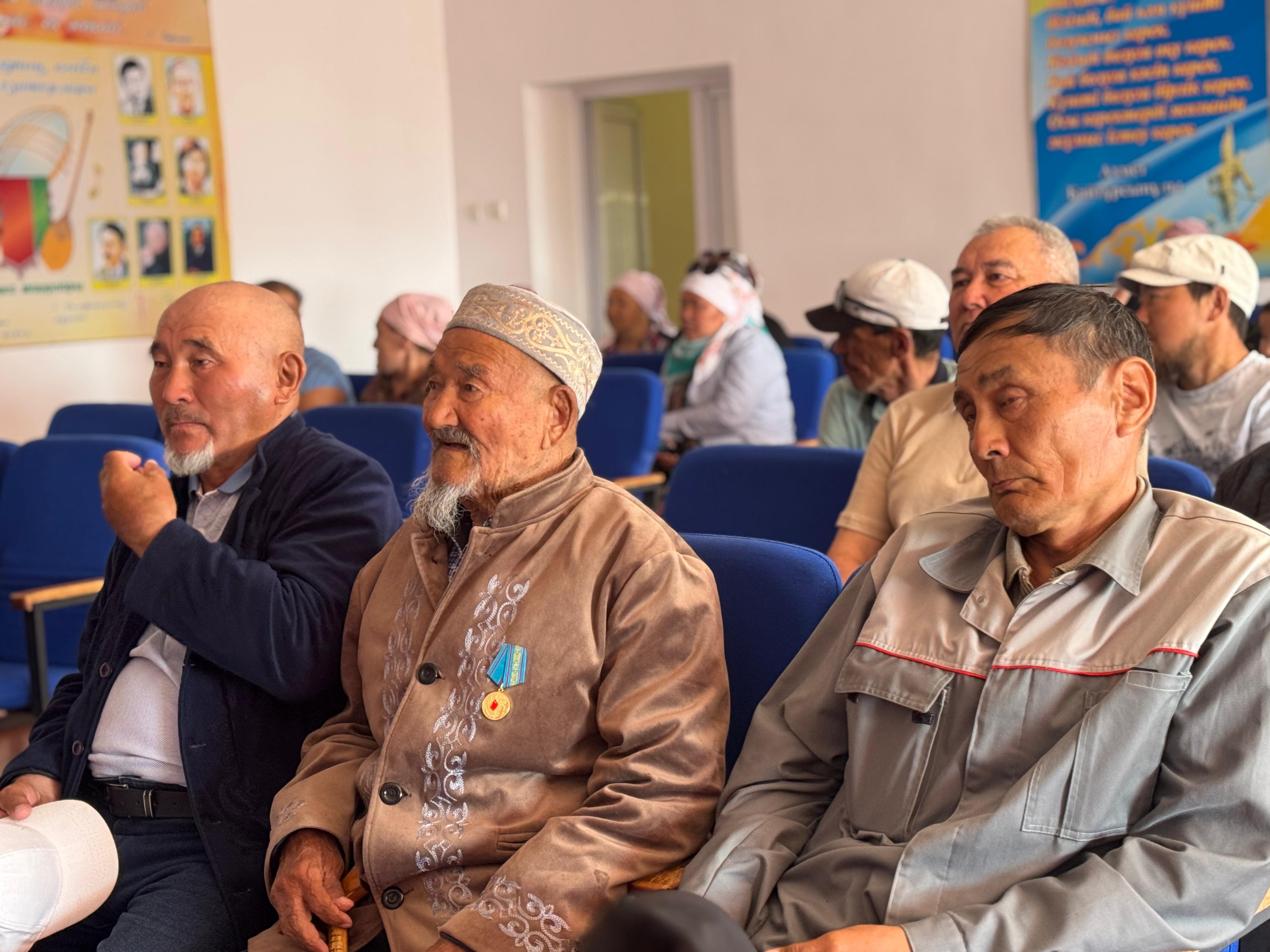 Алға ауданының әкімі Асланбек Шүйіншәлиев Қарағаш ауылдық округіне қарасты Самбай және Нұрбұлақ ауылдарына жұмыс сапарымен барып, жергілікті тұрғындармен кездесті.