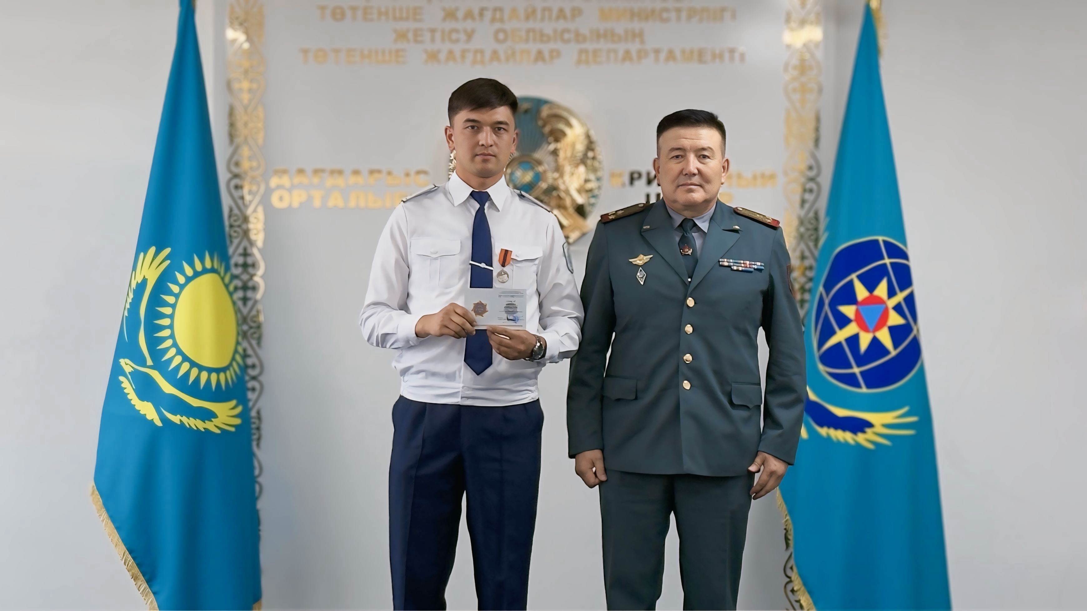 Полиция қызметкерлері суға батып бара жатқан адамдарды құтқарғаны үшін медалімен наградталды