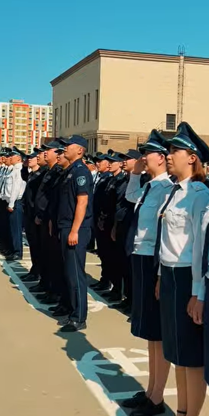 Атырауда полицейлер мемлекеттік рәміздер күні салтанатты сап түзеді