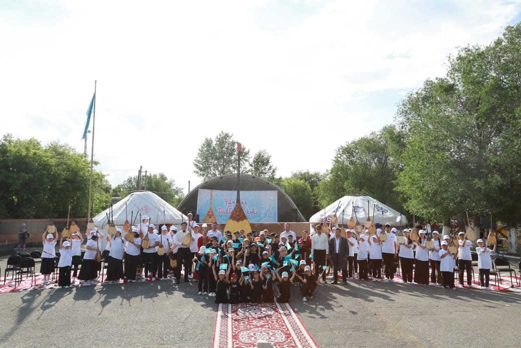 Бүгін 5 маусым күні Бейімбет Майлин ауданының, Әйет ауылының орталық алаңында Ұлттық домбыра күнінің ашылу салтанатының орай облыстық "Күй шеруі" жобасы өтті.