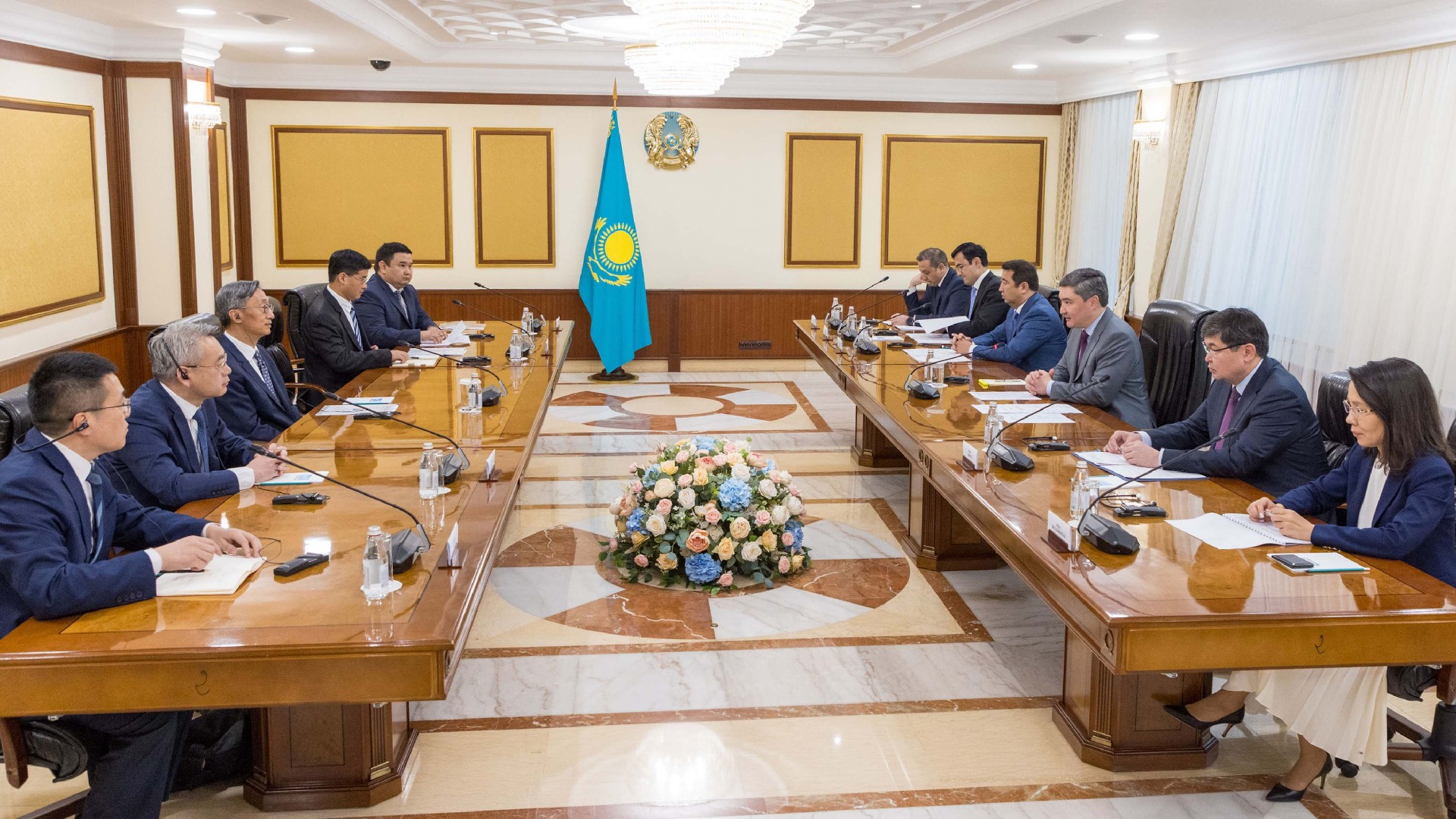 Олжас Бектенов ICBC басшысы Лю Цзюньмен 1 млрд юаньнан астам инвестиция тарту мәселесін талқылады