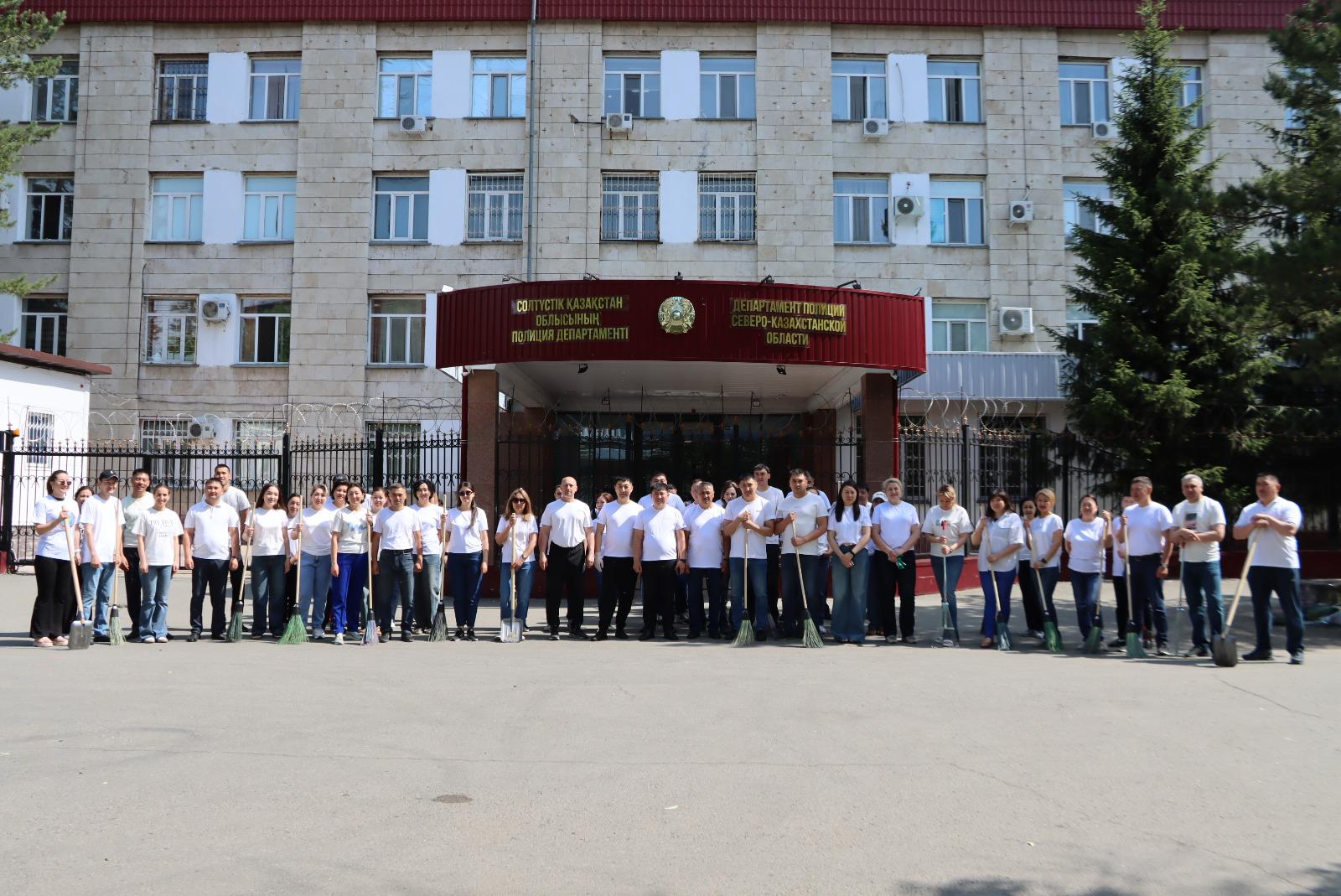 Полицейлер кәсіби мерекеге дайындық аясында сенбілік өткізді