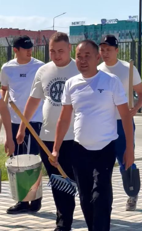 «Полиция тазалық үшін»: Атырауда полицейлер сенбілікке шықты