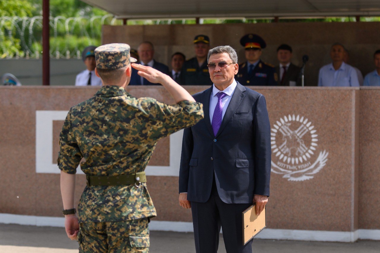 Тасқынға қарсы шараларға қатысқан полицейлер, курсанттар мен әскерилер марапатталды