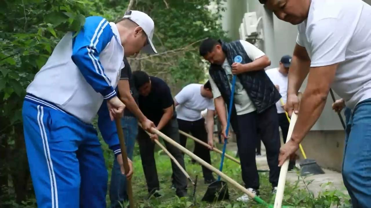 Полицейские навели порядок на территории: субботник в честь Дня казахстанской полиции