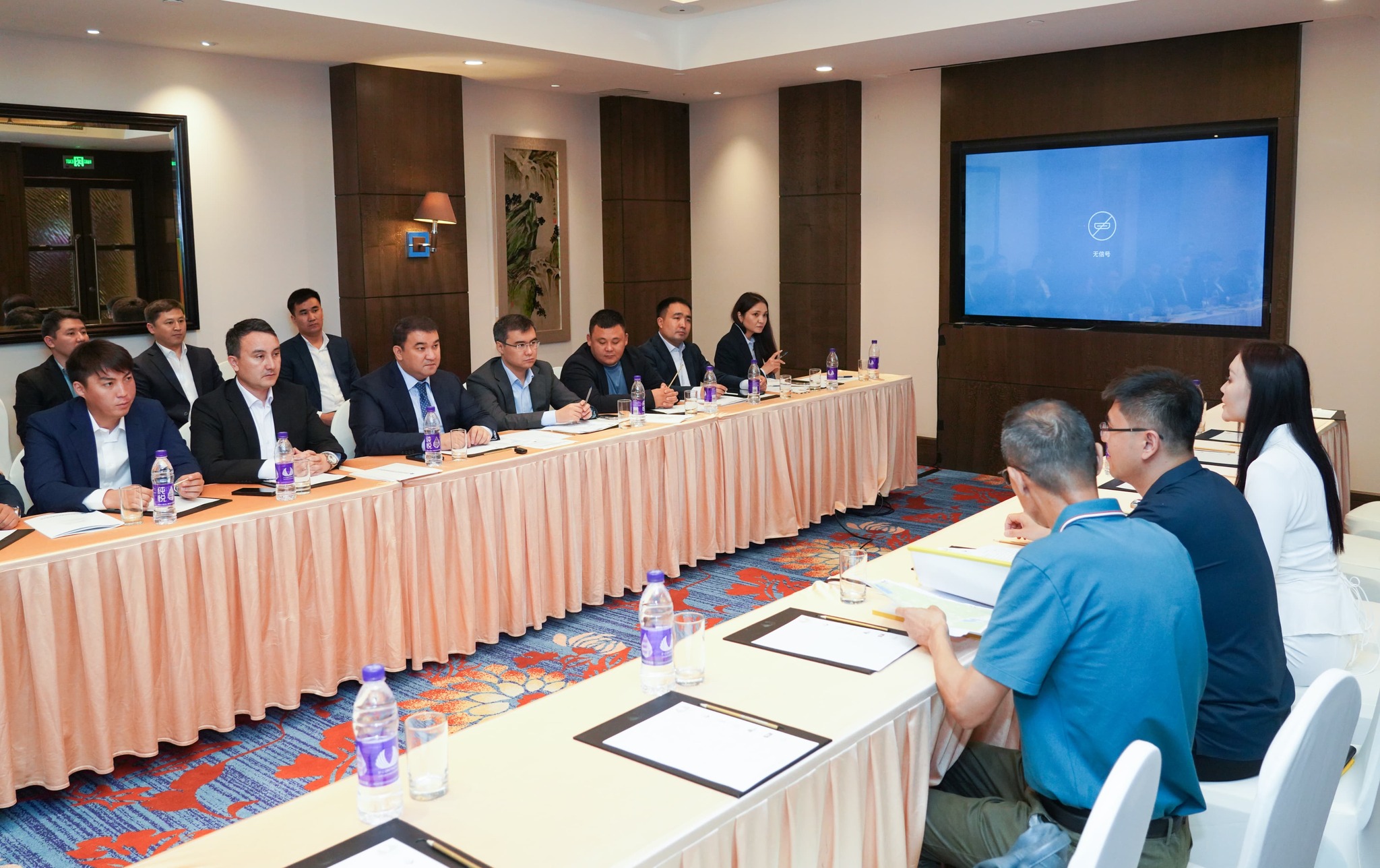 ҚЫТАЙ САПАРЫ: НҰРАЛХАН КӨШЕРОВ БЕЙЖІҢДЕ 20-ДАН АСТАМ КОМПАНИЯ БАСШЫЛАРЫМЕН КЕЗДЕСУ ӨТКІЗДІ