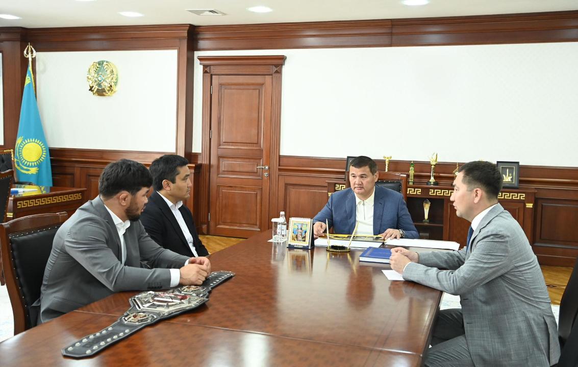 Облыс әкімі Nomad Wrestling турнирінің екі дүркін чемпионымен кездесті