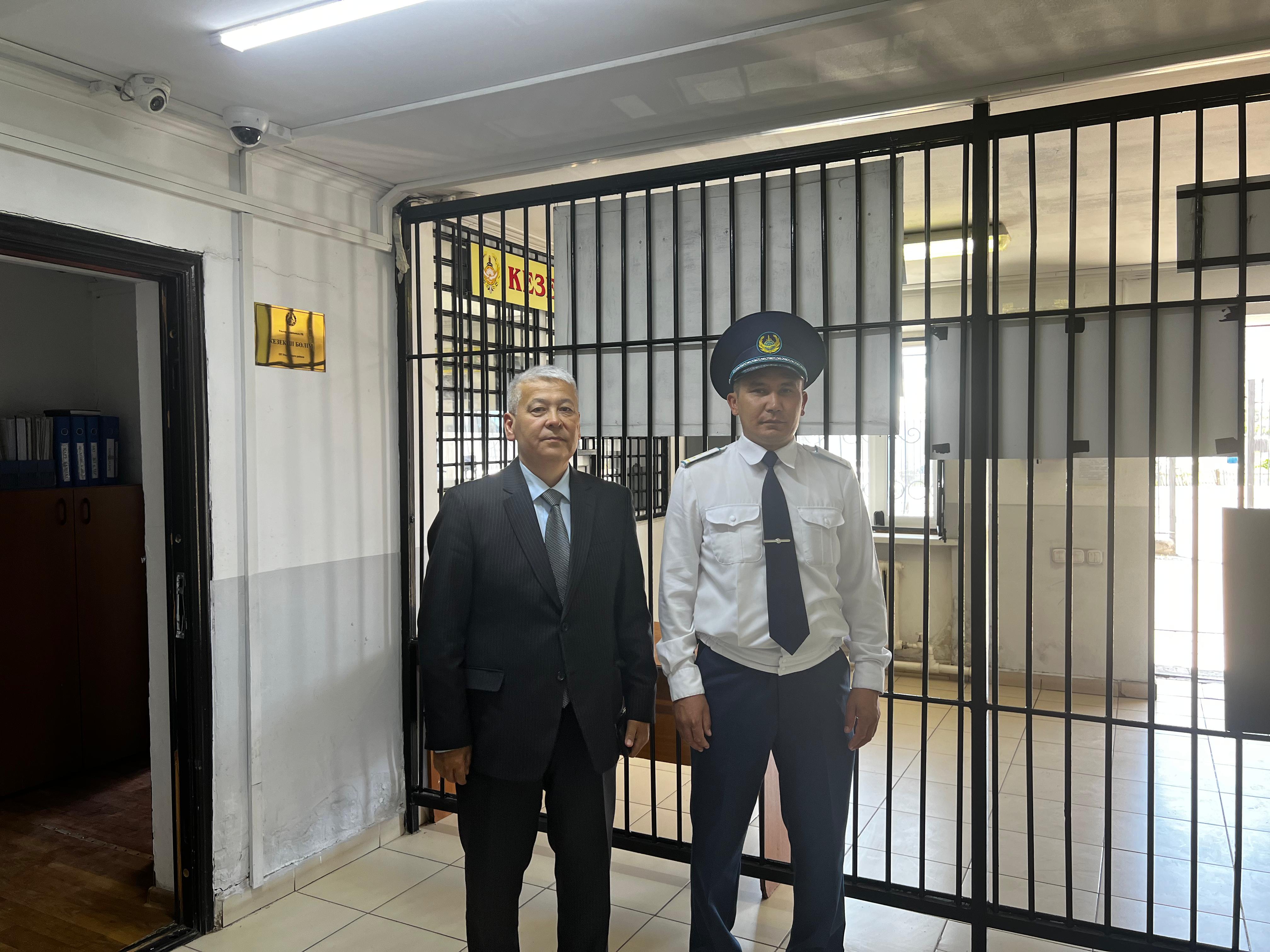 Ұлытау ауданының Полиция бөліміне барып, уақытша ұстау изолятордың материалдық-тұрмыстық жағдайымен танысты