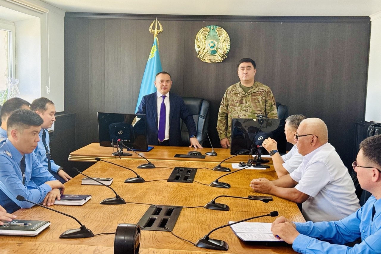 Ұжым бұрынғы бастығын салтанатпен шығарып салды