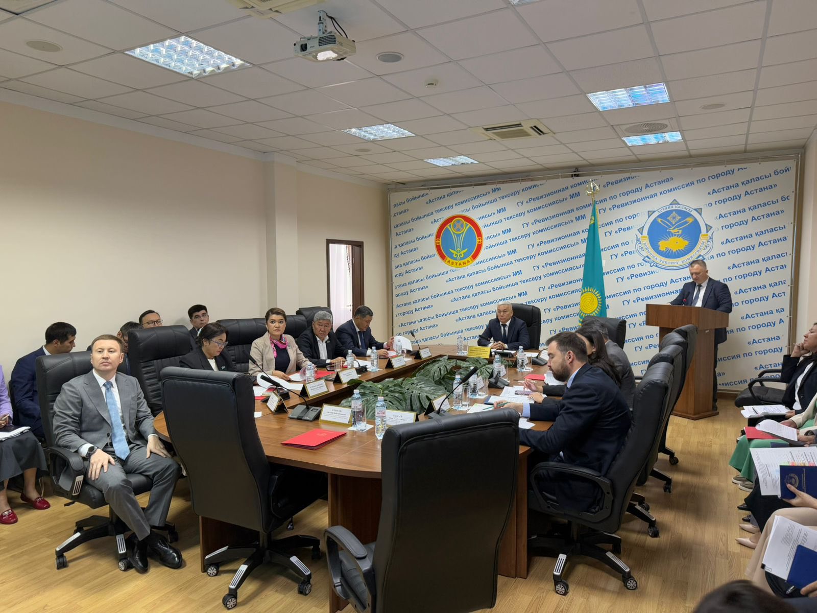 Астана қалалық мәслихатының депутаттары жергілікті бюджетке түсімдердің толықтығы мен уақттылығына сәйкестігі бойынша мемлекеттік аудиттің қорытындылары қаралған қалалық Ревизиялық комиссияның отырысына қатысты (26.06.2025)