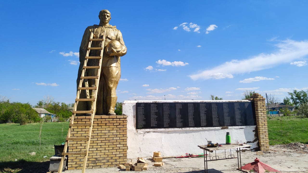 «Таза Қазақстан» бағдарламасы аясында Костряков ауылында Ұлы Отан соғысында қаза тапқан жауынгерлерге арналған ескерткішке жөндеу жұмыстары жүргізілді