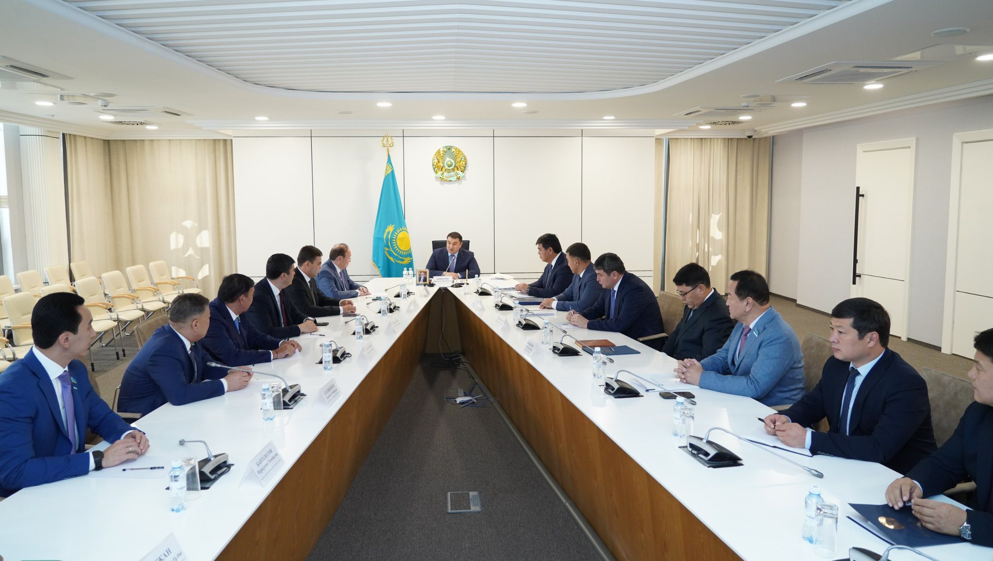 ТҮРКІСТАН ОБЛЫСЫНЫҢ ӘКІМІ ҚР ПАРЛАМЕНТІ СЕНАТЫ МЕН МӘЖІЛІСІНІҢ ДЕПУТАТТАРЫМЕН КЕЗДЕСТІ