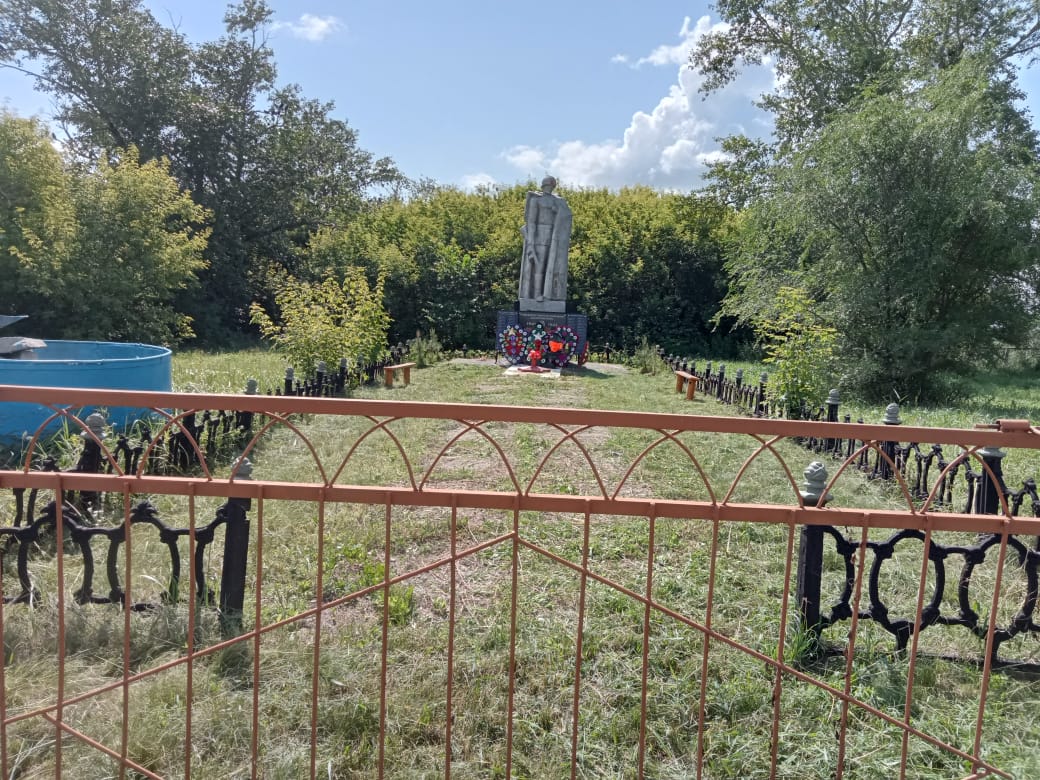 Майбалық ауылдық округінде Святодуховка селосында абаттандыру жұмыстары жүргізілуде (шөп шабу)