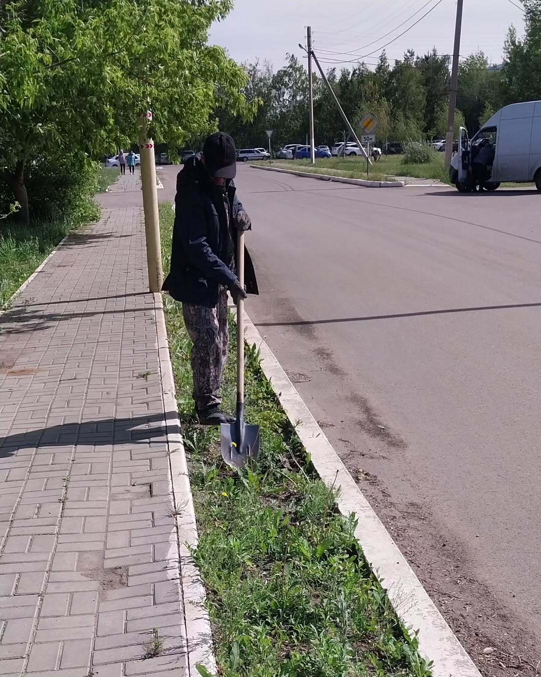 Бүгін Ленин көшесіндегі Обаған ауылында қоғамдық жұмыскерлер күшімен гүл отырғызуға топырақ дайындау бойынша іс-шаралар өтті.