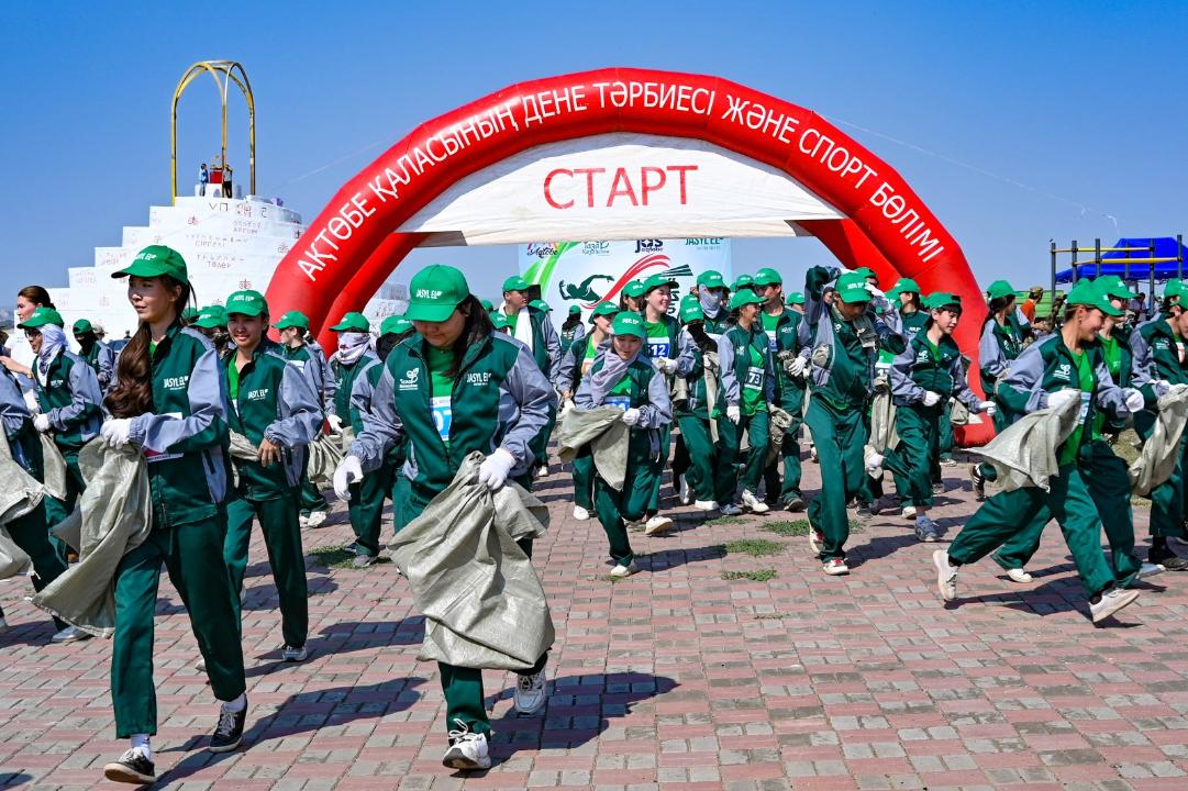Ақтөбелік жастар жарысып жүріп, 500-ге жуық қап қоқыс жинады