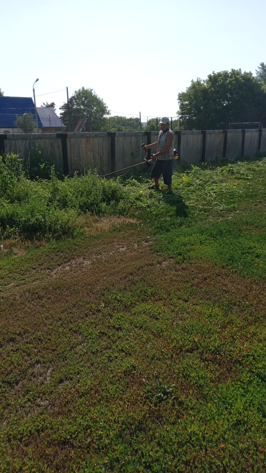 Предгорное ауылы. Қоғамдық аумақтарда шөп шабу жұмыстары жүргізілуде
