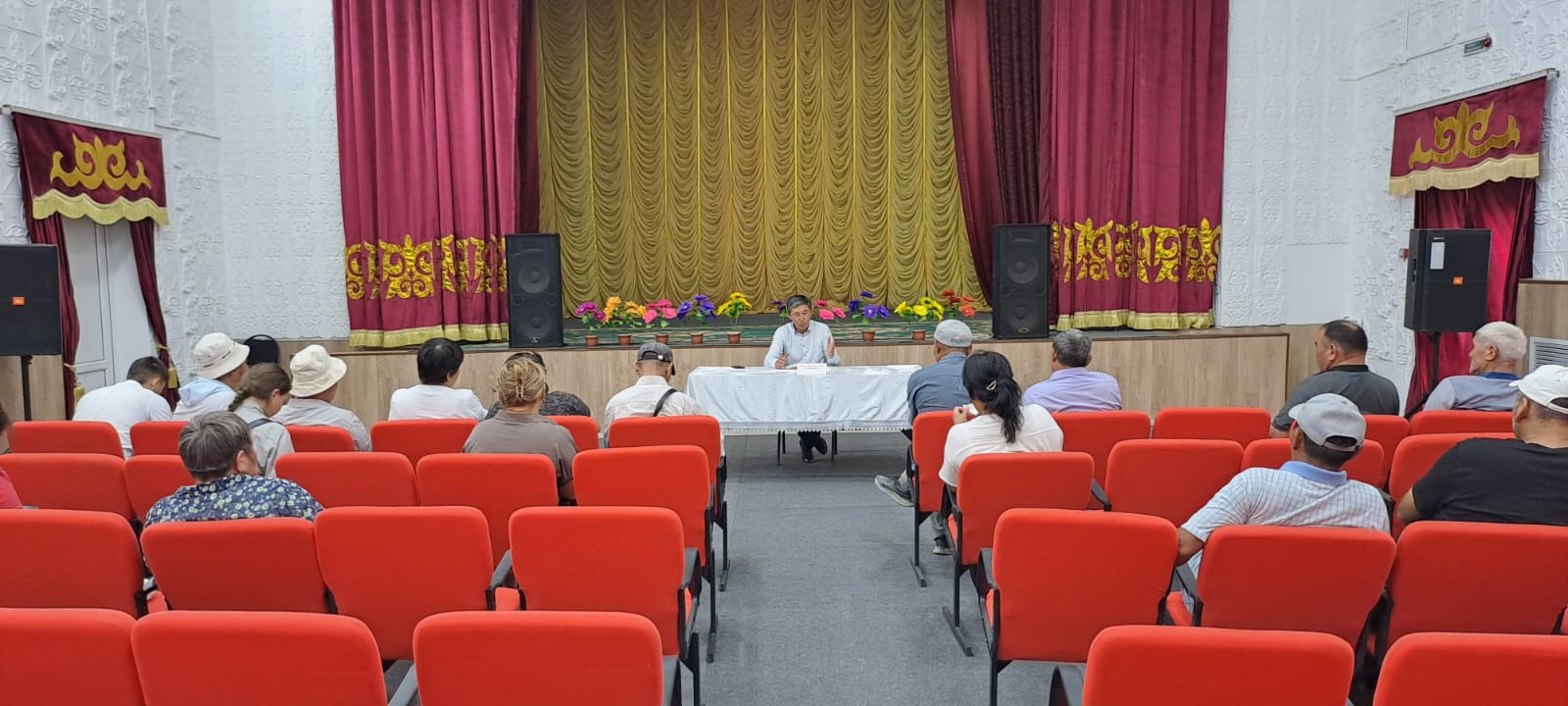 Ақниет ауылдық округі әкімі  Н.Турабаев  Д.Қонаев ауылының тұрғындарымен кездесу өткізді